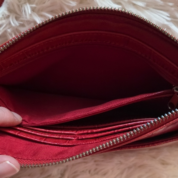 Danier,Elegant Red Crocodile-Embossed Women's Bag - Picture 6 of 12